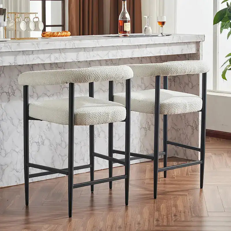 Set di 2 Moderni Sgabelli da Bar in Bouclé, Altezza Bancone con Struttura in Metallo e Braccioli per Isola Cucina, Sala da Pranzo